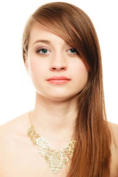 金色のネックレスに目をカバーするバンを持つ少女の肖像画 — ストック写真