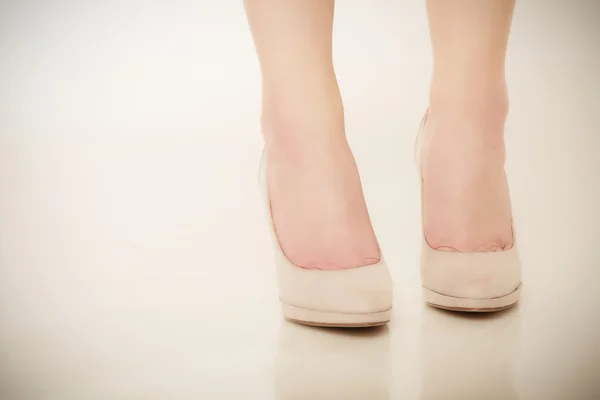 Detailní záběr ženských nohou v béžových vysokých podpatcích. — Stock fotografie