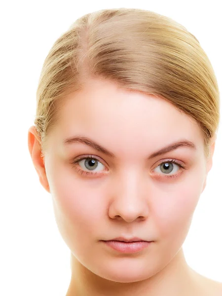 Портрет девушки с натуральным макияжем — стоковое фото