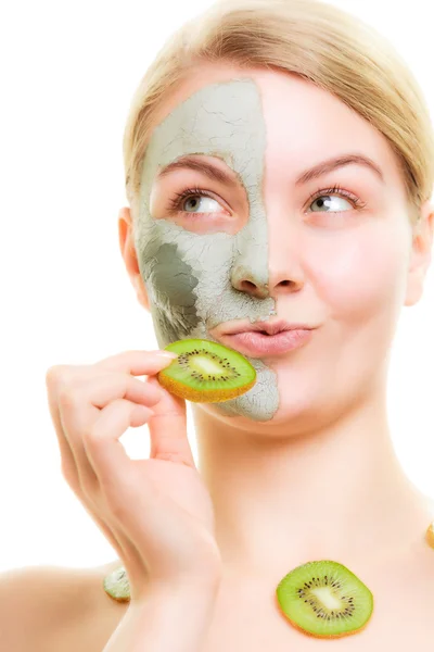 Woman in clay mask with kiwi on face — Stock Photo, Image