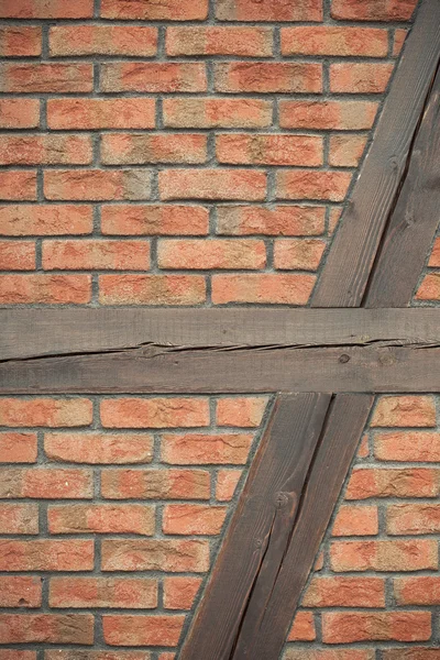 Ziegelmauer mit Holzbalken Hintergrund — Stockfoto