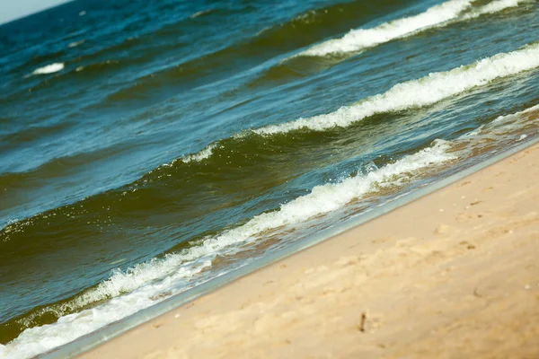 Vagues de mer sur le rivage de la plage de sable . — Photo