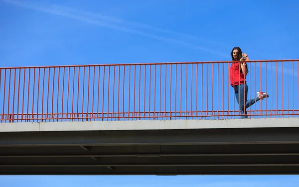 Kentsel köprü trendy havalı genç kızı — Stok fotoğraf