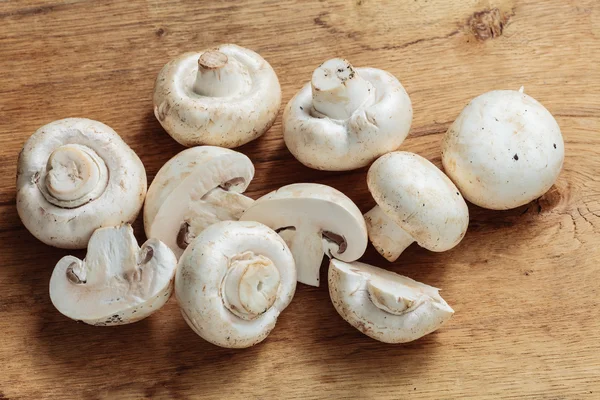 Шампигононы из свежих белых грибов — стоковое фото