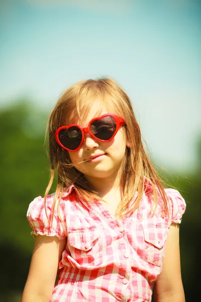 Дівчина в червоних сонцезахисних окулярах відкритий — стокове фото
