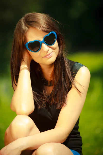 Portrait de femme en lunettes de soleil bleues extérieur — Photo