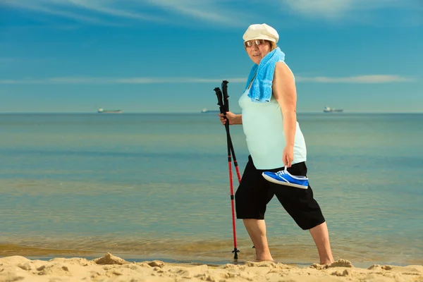 Aktív nő idősebb skandináv séta a strandon — Stock Fotó