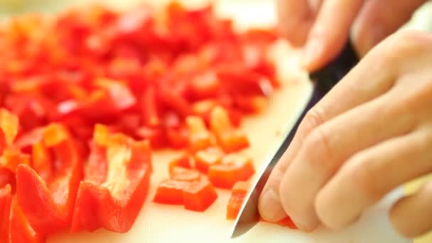 Mains de femme avec couteau de cuisine tranchant coupe poivron rouge — Video