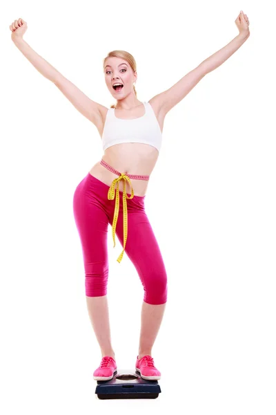 Donna con nastro adesivo su bilancia che celebra la perdita di peso — Foto Stock