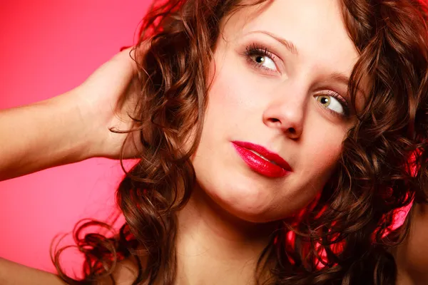 Retrato mujer romántica en vestido rojo en rosa — Foto de Stock