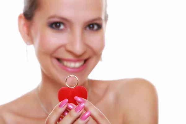 Chica mostrando compromiso o anillo de boda —  Fotos de Stock