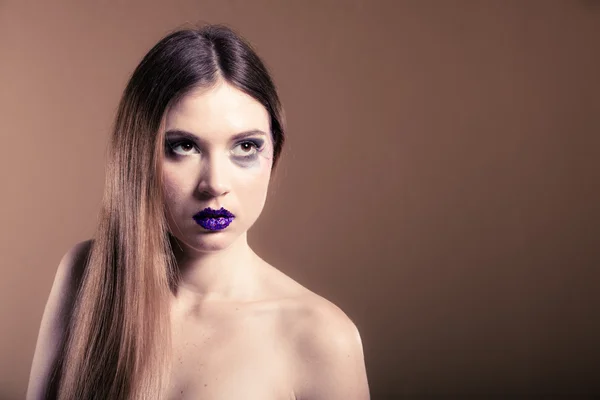 Porträtt av kvinna med långa raka hår och kreativa makeup — Stockfoto