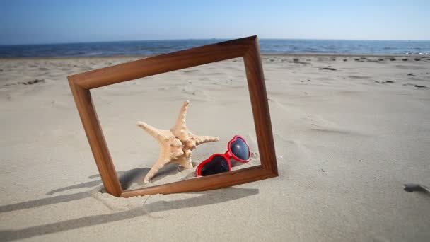 Wooden frame border blank copy space with seashell, starfish and sunglasses — Stock Video