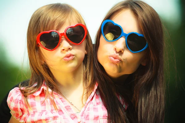 Mother and kid in sunglasses making funny faces — Stock Photo, Image