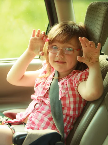 Bambina seduta in macchina — Foto Stock