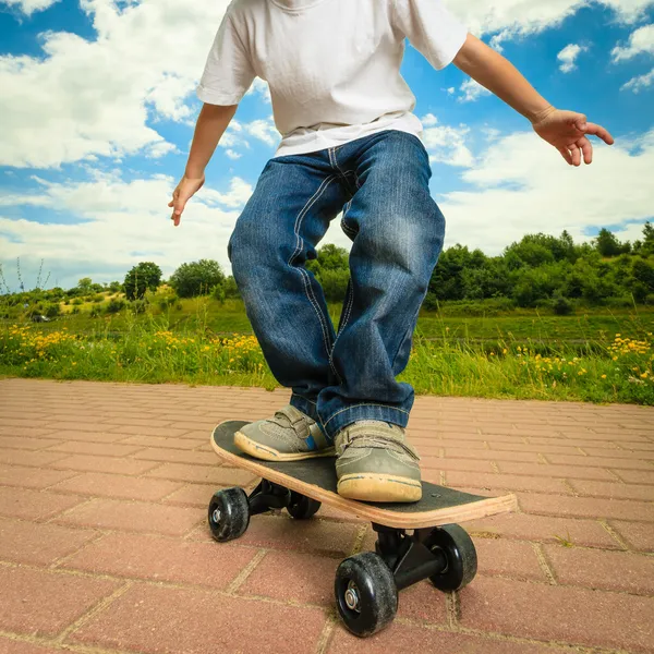 Skater boy con il suo skateboard. Attività all'aperto . — Foto Stock