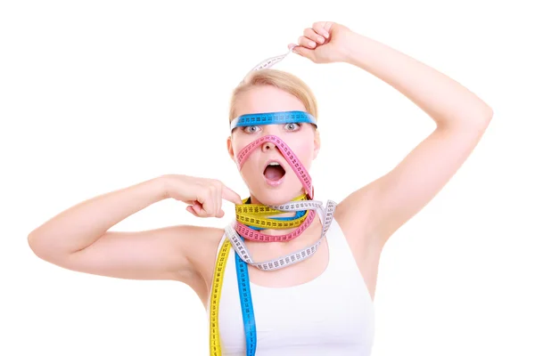 Posedlý fitness žena s mnoha barevnými opatřením pásky — Stock fotografie