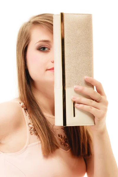 Flicka som täcker ansiktet med elegant handväska — Stockfoto
