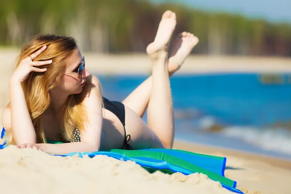夏休み女の子でビキニ日光浴オンビーチ — ストック写真
