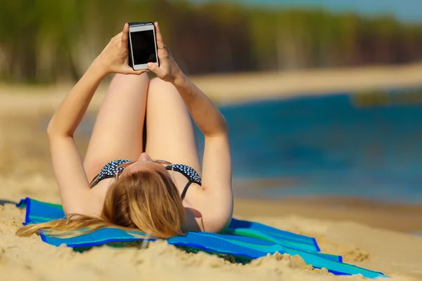 Yaz tatilinde kumsalda bronzlaşan kız. — Stok fotoğraf