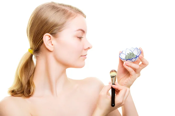Mujer aplicando mascarilla de barro en la cara . —  Fotos de Stock