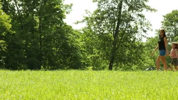 Mor och dotter gå tillsammans i parken — Stockvideo