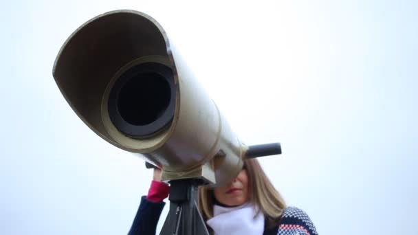 Žena hledá přes dalekohled. — Stock video