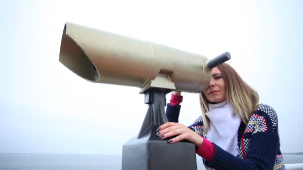 Žena hledá přes dalekohled. — Stock video