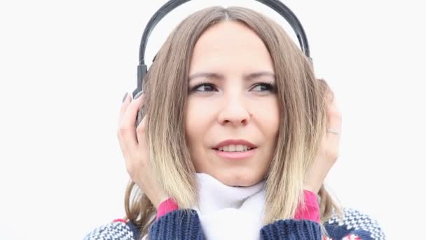 Mujer joven con auriculares — Vídeo de stock