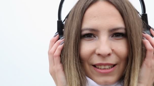 Mujer joven con auriculares — Vídeos de Stock