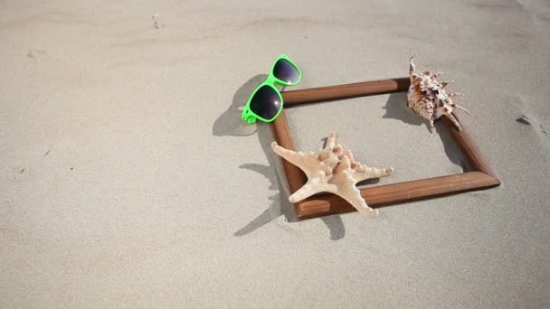 Деревянная рамка граница пустое пространство для копирования с раковиной, морской звездой и солнцезащитными очками — стоковое видео