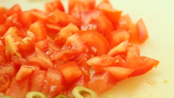 みじん切りのトマトとオリーブ添え — ストック動画