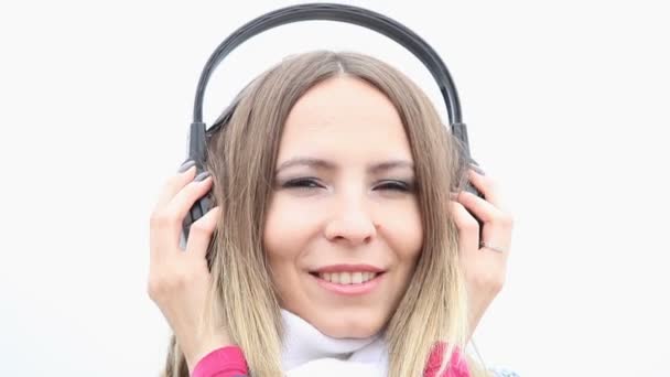 Mujer joven con auriculares — Vídeos de Stock