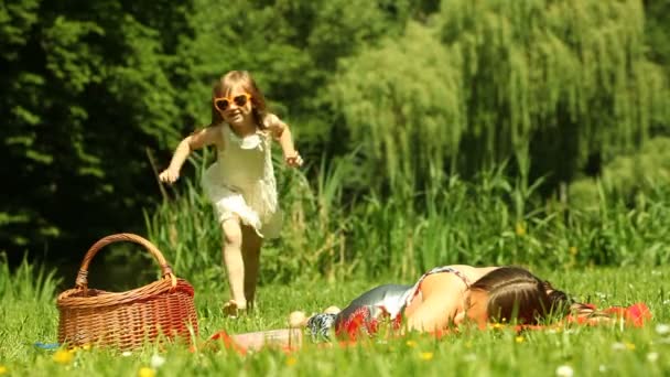 Mãe com pequena filha relaxante — Vídeo de Stock