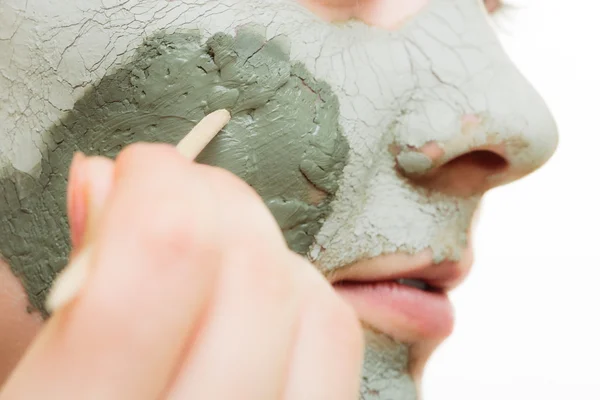 Mulher em barro máscara de lama no rosto . — Fotografia de Stock