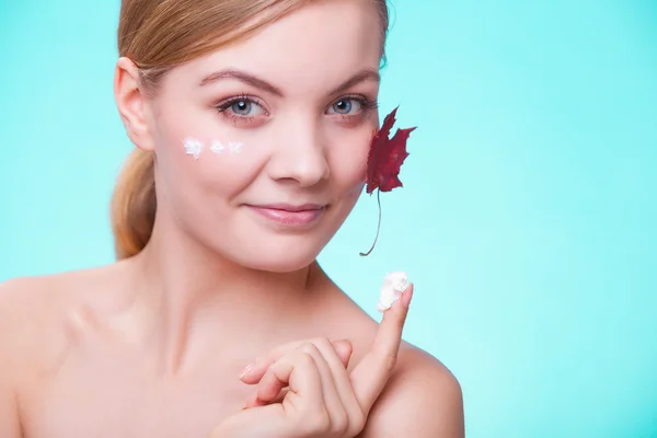 Rostro de mujer joven con hoja de arce rojo . — Foto de Stock