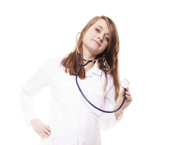 Femme médecin en blouse de laboratoire avec stéthoscope — Photo