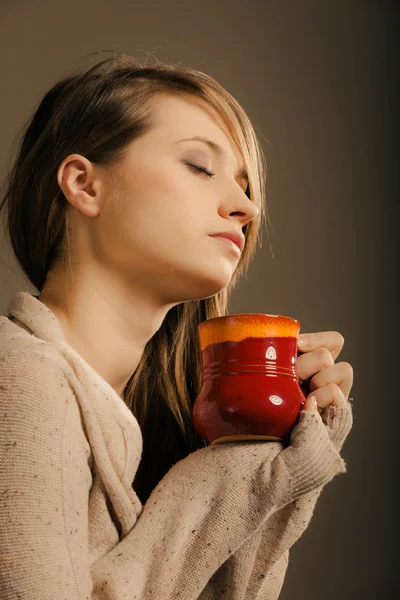 女孩抱着喝些热饮料茶或咖啡的杯子杯 — 图库照片