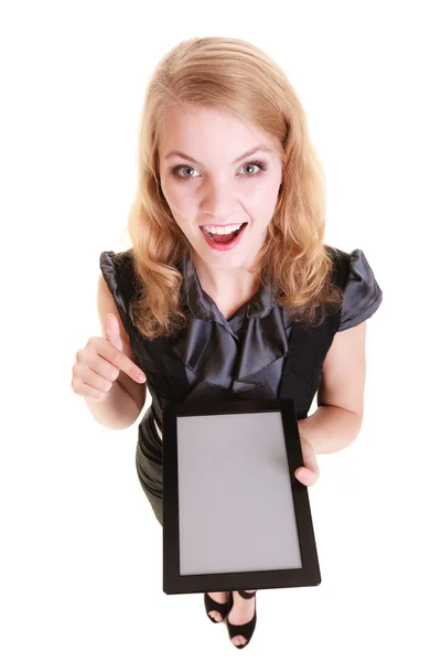 Donna d'affari che mostra lo spazio di copia sul touchpad tablet — Foto Stock