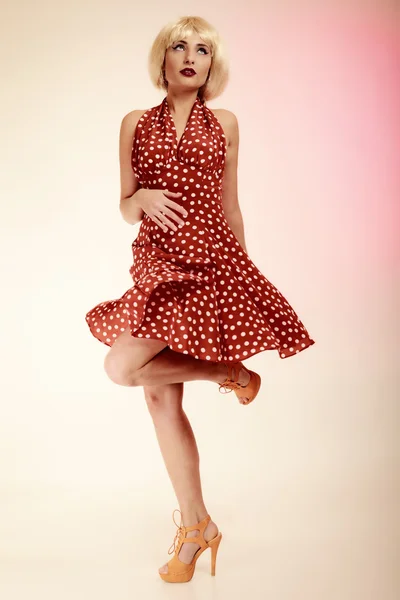 Девушка в белокуром парике танцует ретро-платье — стоковое фото