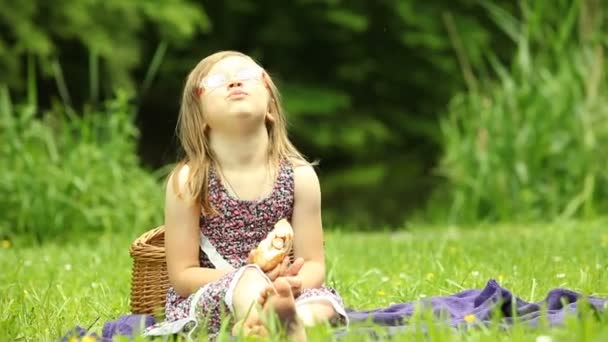 Malá dívka jíst sendvič — Stock video