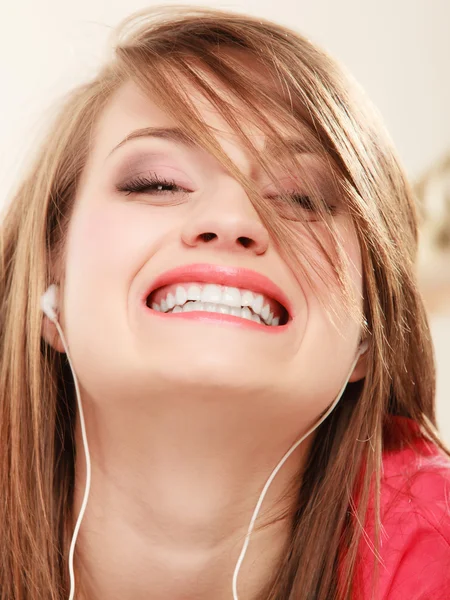 Menina com fones de ouvido brancos ouvindo música — Fotografia de Stock