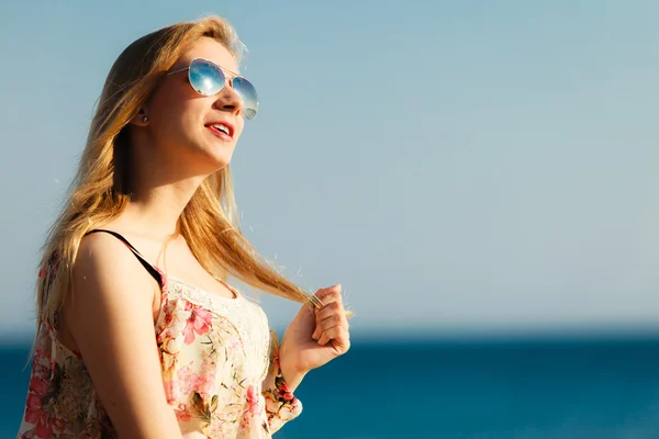 Meisje op het strand staan. — Stockfoto