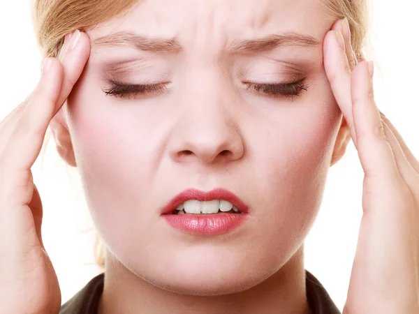 Mujer que sufre de dolor de cabeza —  Fotos de Stock