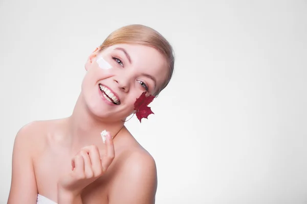 Rostro de mujer joven con hoja de arce rojo . — Foto de Stock