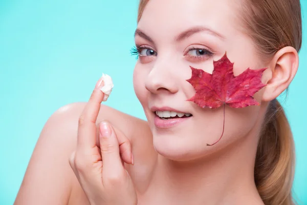 Rostro de mujer joven con hoja de arce rojo . — Foto de Stock