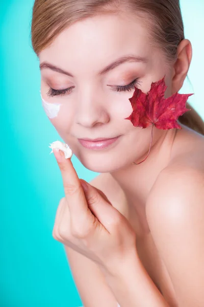 Rosto de mulher jovem com folha de bordo vermelho . — Fotografia de Stock