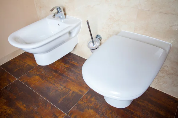 Bílé porcelánové bidet a WC. interiér koupelny. — Stock fotografie