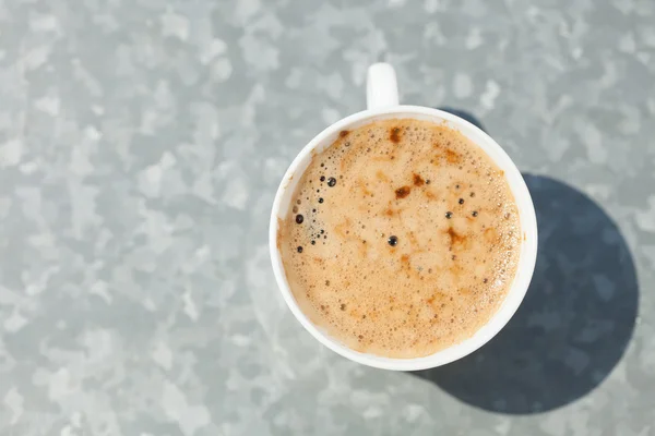 Tasse Kaffee Heißgetränk auf grau — Stockfoto