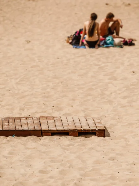 Деревянный тротуар на песчаном пляже . — стоковое фото